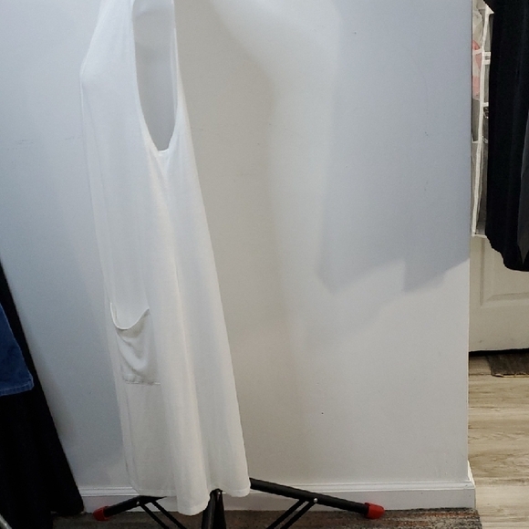 NWT Olivia Blu White Sleeveless Cardigan - Picture 2 of 4